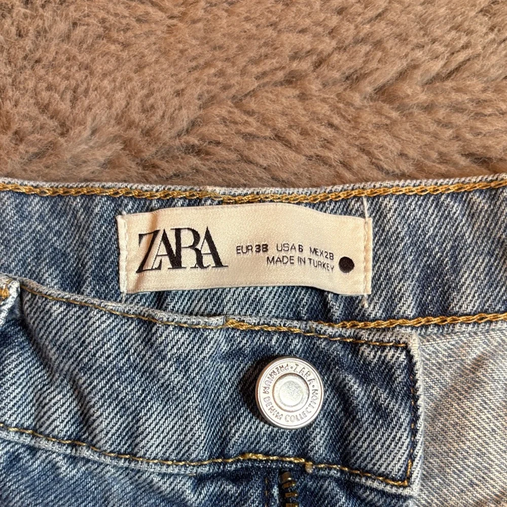 Zara Distressed Denim Jeans - Picture 4 of 4